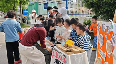 爱心义卖聚温情，稚心敬老迎五一  | 昌河街道梦园社区开展小朋友蔬菜义卖公益活动