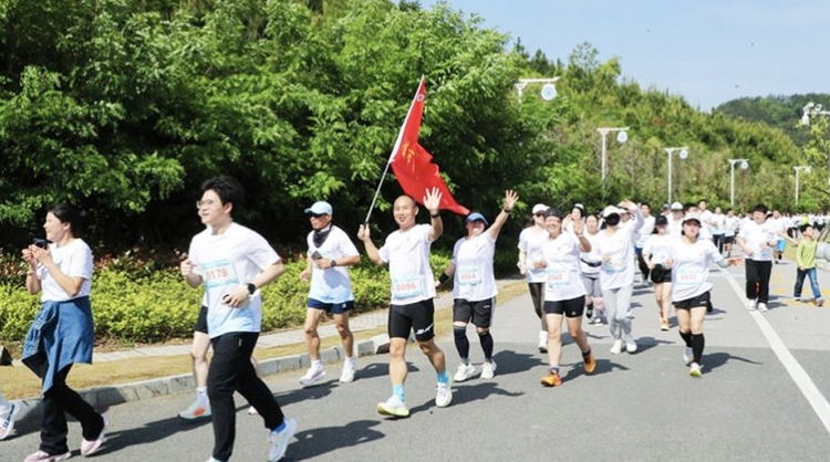 健康体重 医者先行|景德镇市第三人民医院跑团亮相2026年“景工杯”全市职工健康跑活动