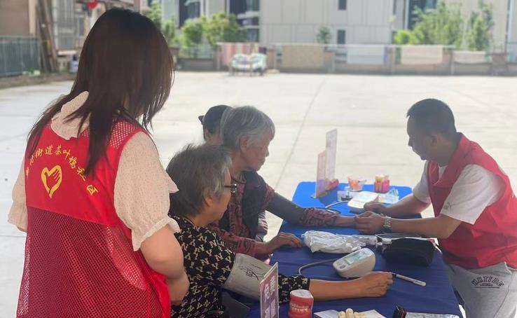 新村街道茶叶坞社区开展：“口腔健康进社区• 便民服务暖人心”免费问诊活动