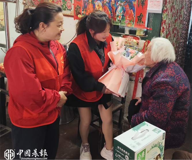 太白园街道小路园社区开展“情系母亲节 温情暖社区”母亲节主题慰问活动