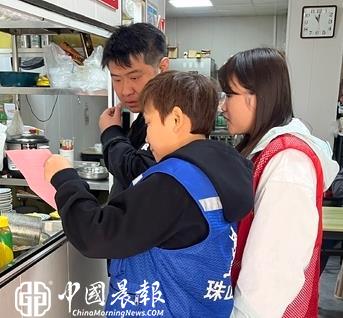 新村街道百眼井社区开展控烟宣传活动