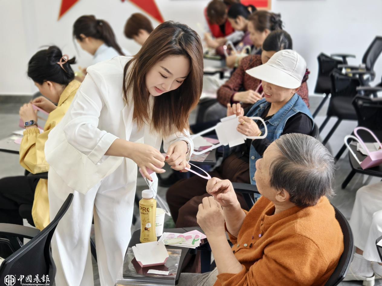 西郊街道弘文社区开展“指尖凝芳华  温情暖母心”母亲节主题活动