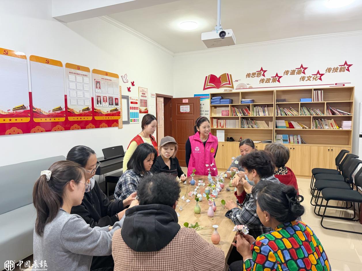 西郊街道枫树山社区开展母亲节陶瓷花艺活动