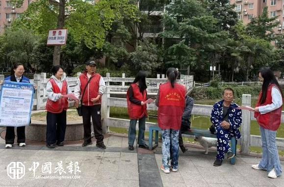 太白园街道曙光村社区开展江西卫惠保宣传活动