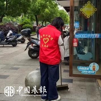 周路口街道云锦巷社区整治环境卫生  助力优化营商环境
