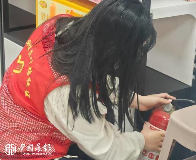 新村街道茶叶坞社区开展:“优化营商环境•筑牢安全防线”沿街商铺灭火器安全检查活动 新村街道茶叶坞社区开展:“优化营商环境•筑牢安全防线”沿街商铺灭火器安全检查活动