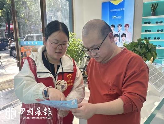新村街道梅家岭社区:反诈宣传入商铺 护航优质营商环境 新村街道梅家岭社区:反诈宣传入商铺 护航优质营商环境
