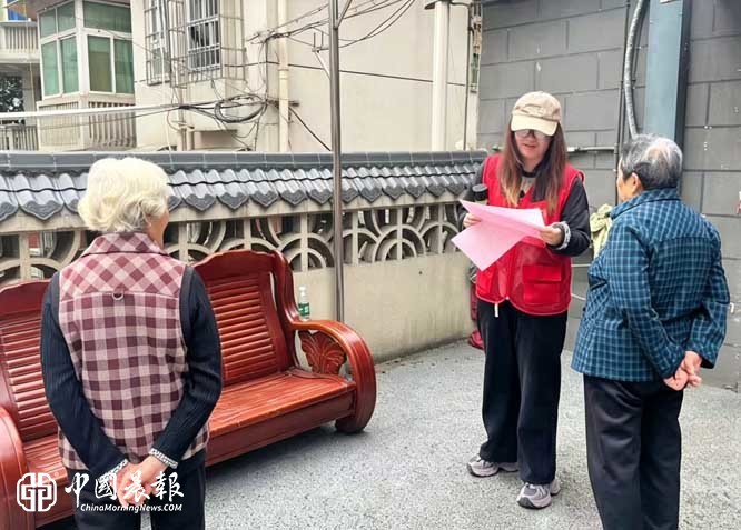 反诈宣传入家门 守护夕阳暖人心 | 新村街道洪家山社区开展老年人入户反诈宣传活动 反诈宣传入家门 守护夕阳暖人心 | 新村街道洪家山社区开展老年人入户反诈宣传活动