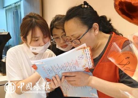 太白园街道戴家弄社区开展“巾帼普法润基层 法典护航美好生活”宣传活动
