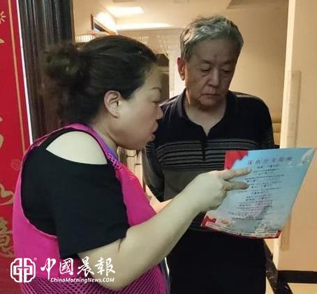 太白园街道戴家弄社区开展“人民信访为人民 条例护航新征程”宣传活动