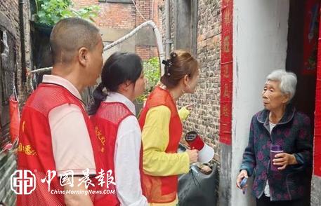 守护养老“钱袋子”|太白园街道小路园社区开展老年人反诈安全宣传活动
