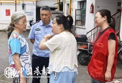 太白园街道曙光村社区开展筑牢老年人防诈骗安全防线宣传活动