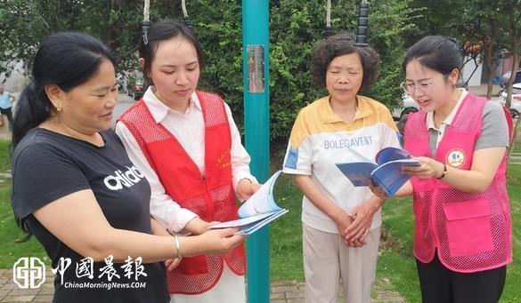 太白园街道小路园社区开展“巾帼普法进基层 民法典宣传暖民心”主题宣传活动