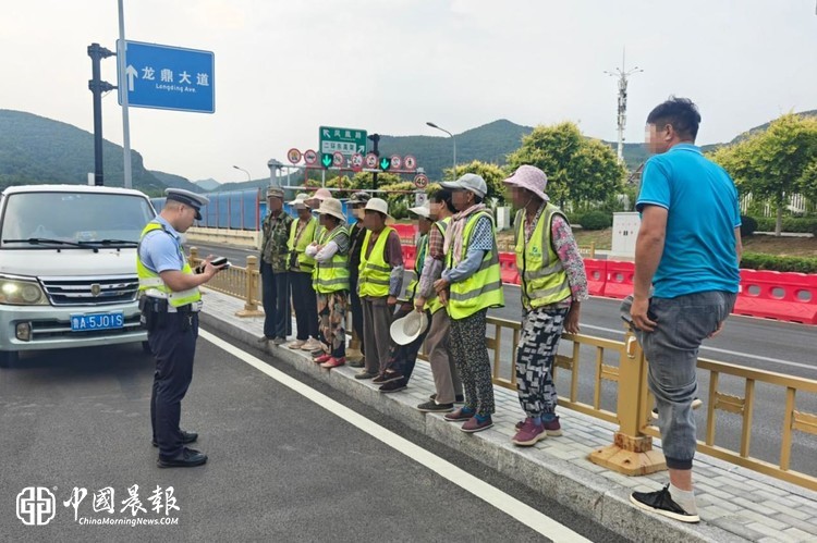 核载9人硬塞11人！济南交警清晨查获超员面包车