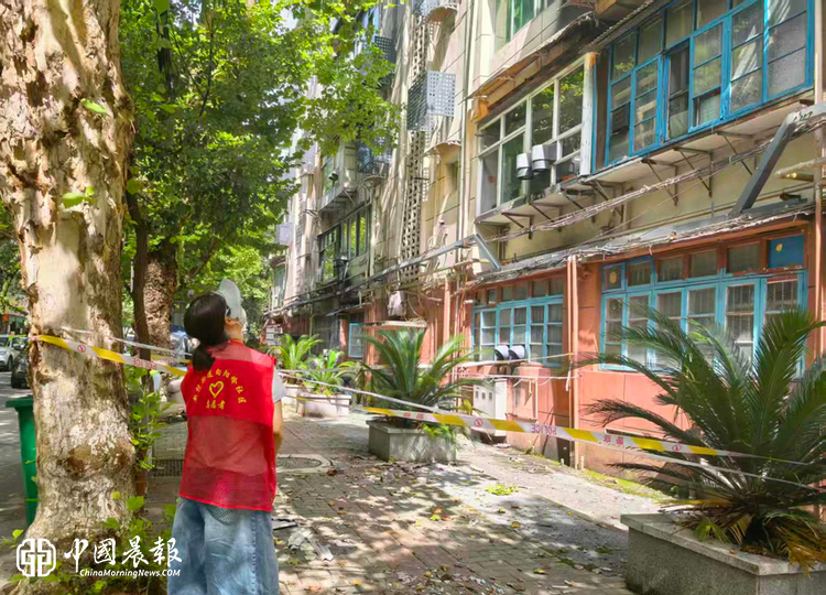 新村街道向阳岭社区纪检监督小组:瓦片坠落速处置 筑牢安全防护墙 新村街道向阳岭社区纪检监督小组:瓦片坠落速处置 筑牢安全防护墙