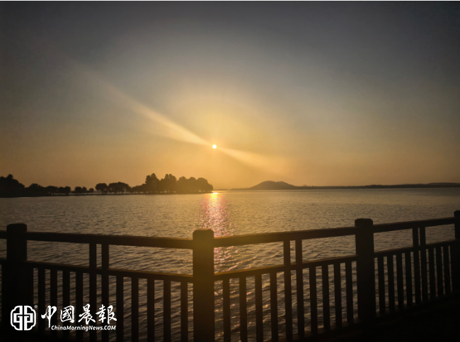 夜，东湖行吟