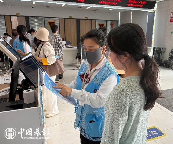 珠山区政务服务管理局开展世界粮食日宣传活动　倡导爱粮节粮新风尚